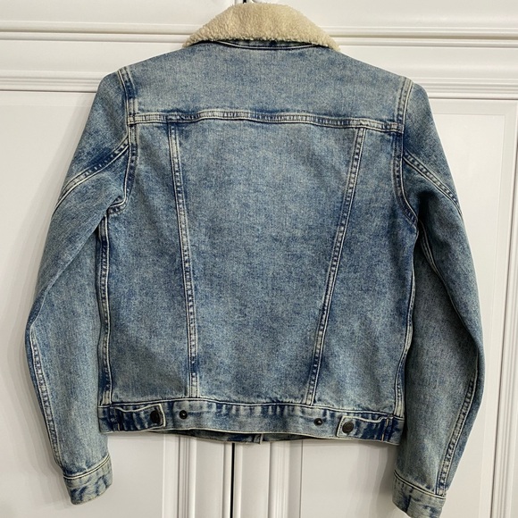 Gap Ladie’s Size XS Jean Jacket with Faux Sheep Skin Collar and Snaps Down Front - Picture 7 of 10